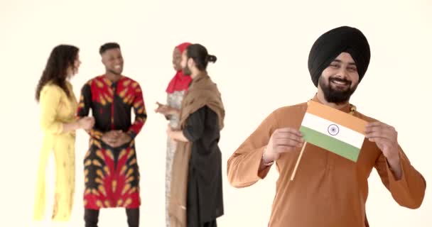 Группа улыбающихся мужчин в народных костюмах — стоковое видео