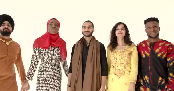 Gruppo di diversi uomini sorridenti che indossano costumi popolari — Video Stock