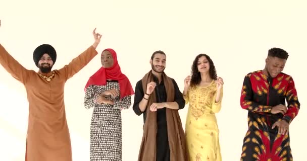 民族衣装を着た多様な笑顔の男性のグループ — ストック動画