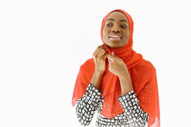 Stüdyoda poz veren geleneksel giysili Nijeryalı kadın