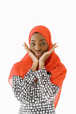 Stüdyoda poz veren geleneksel giysili Nijeryalı kadın