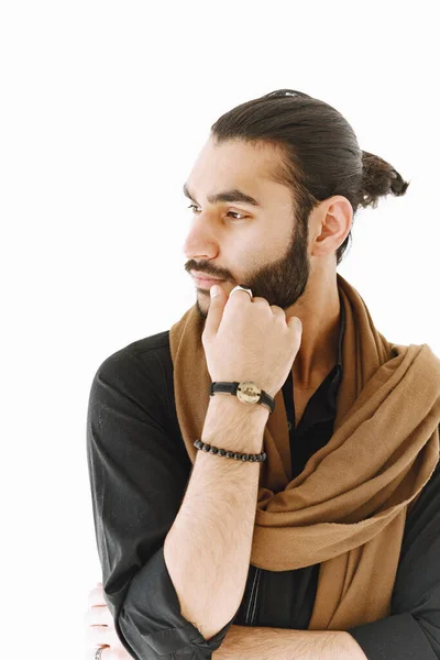 Jeune homme musulman posant avec désinvolture sur un mur blanc. Studio, isolé. — Photo