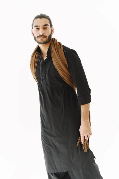 Young muslim man posing casually over white wall. Studio, isolated. — Stock Photo, Image