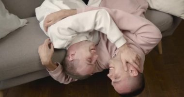 Genç, romantik eşcinsel çift sarılarak vakit geçiriyor.