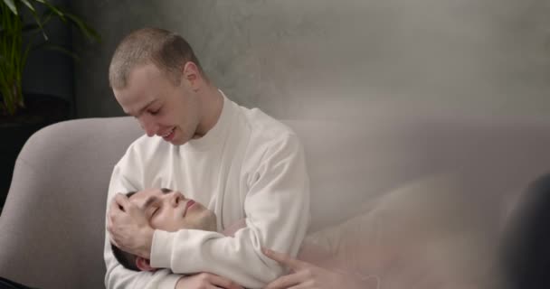 Jeune couple gay romantique passer la journée câlins — Video