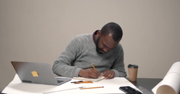 Imagen del empresario afroamericano trabajando en su portátil — Vídeo de stock