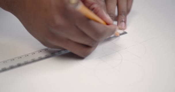 African American artchitect κάνει σχέδιο στο γραφείο — Αρχείο Βίντεο