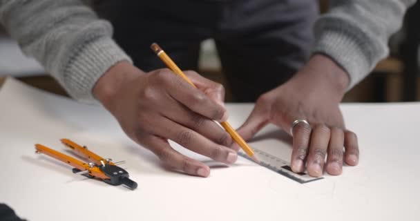 Африканский американский артхитект делает проект в офисе — стоковое видео
