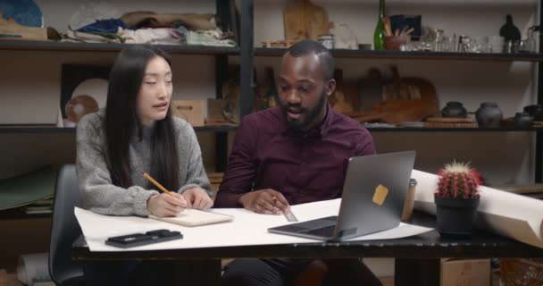 Корейські та африканські архітектори разом роблять ескізи. — стокове відео