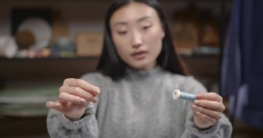 Atölyede mezurası olan kadın.