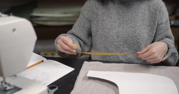 Profesional joven sastre trabajando en el taller — Vídeo de stock