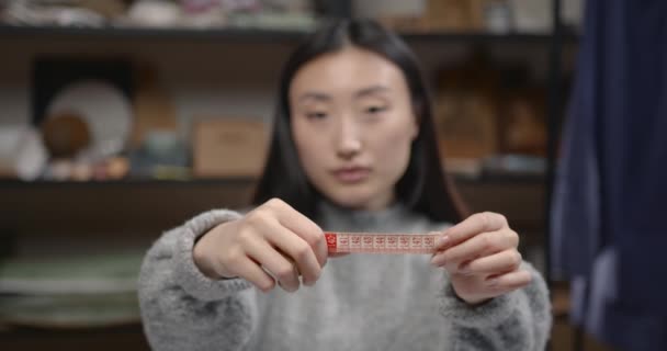 Mujer con cinta métrica en taller — Vídeos de Stock