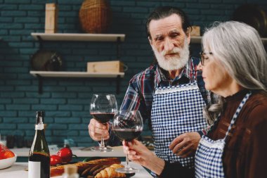 Modern son sınıf öğrencisi mutfakta şarap içiyor.