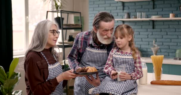 Starsi dziadkowie para z dgranddaughter gotowanie w kuchni — Wideo stockowe