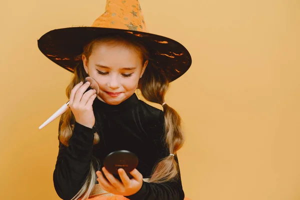 Malá dívka v kostýmu použití make-up na halloween — Stock fotografie