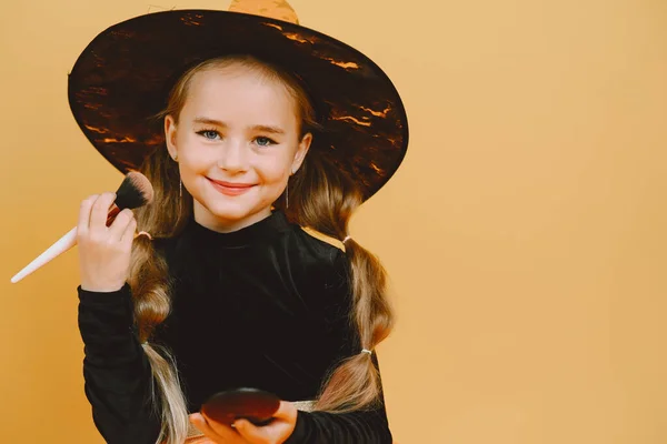 Menina no traje aplicar maquiagem no haloween — Fotografia de Stock