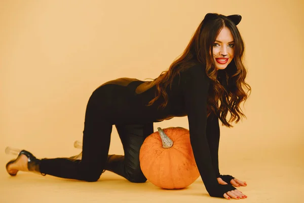 Mujer con maquillaje de gato y orejas sobre fondo de color — Foto de Stock