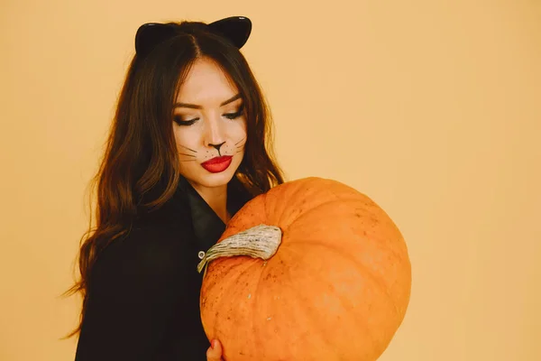 Mulher com maquiagem de gato e orelhas no fundo de cor — Fotografia de Stock