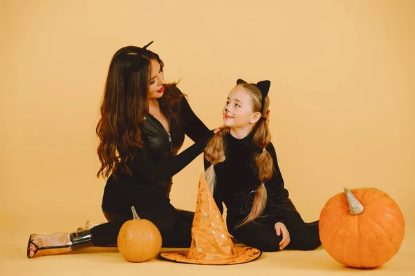 Matka a dcera v halloweenských kostýmech představují izolované — Stock fotografie