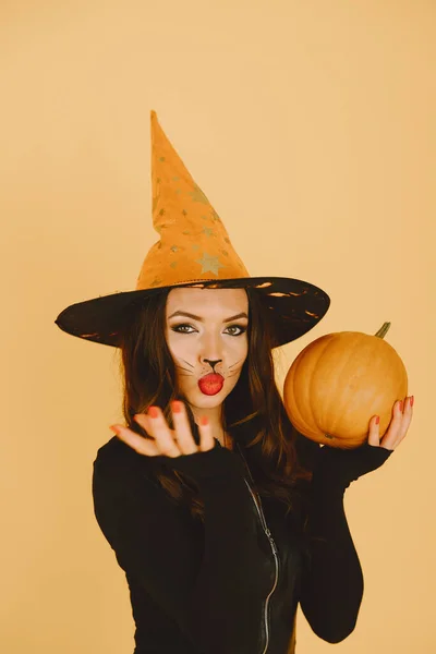Mladá žena v halloween kostým pózovat na barevném pozadí — Stock fotografie