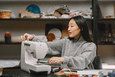 Atölyede çalışan profesyonel bayan terzi.