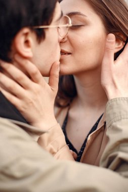 Güzel bir çift sonbahar tarlasında vakit geçirir.