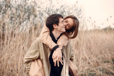 Güzel bir çift sonbahar tarlasında vakit geçirir.