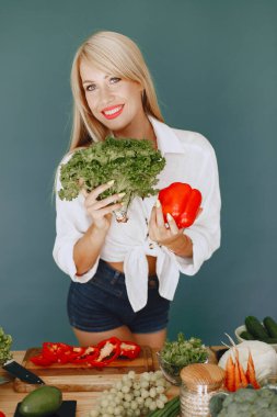 Mutfakta sebzeli güzel ve sportif bir kız.