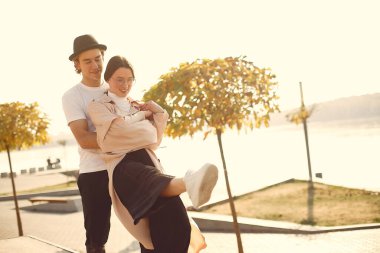 Güzel bir çift yaz ormanında vakit geçirir.