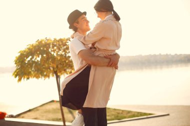 Güzel bir çift yaz ormanında vakit geçirir.