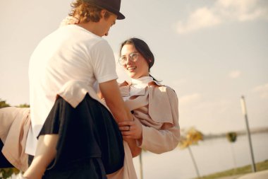 Güzel bir çift yaz ormanında vakit geçirir.