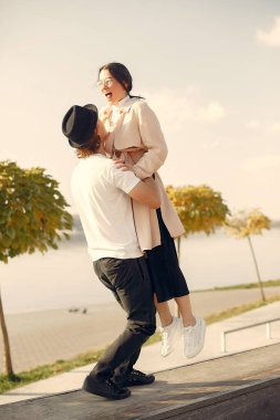 Güzel bir çift yaz ormanında vakit geçirir.