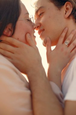 Güzel bir çift yaz ormanında vakit geçirir.