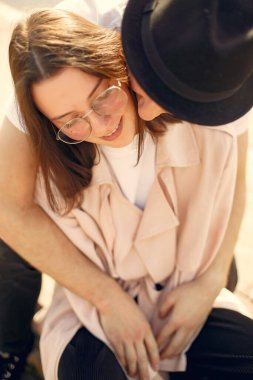 Güzel bir çift yaz parkında vakit geçirir.