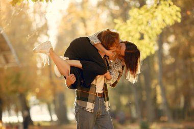 Güzel bir çift sonbahar parkında vakit geçirir.