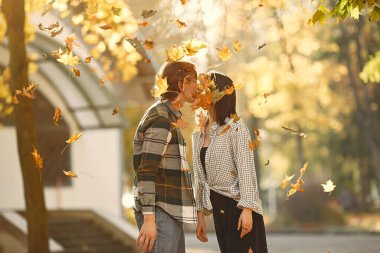 Güzel bir çift sonbahar parkında vakit geçirir.