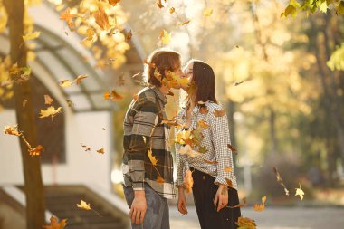 Güzel bir çift sonbahar parkında vakit geçirir.