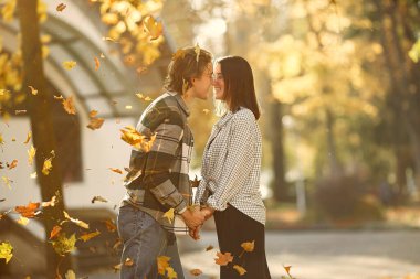 Güzel bir çift sonbahar parkında vakit geçirir.