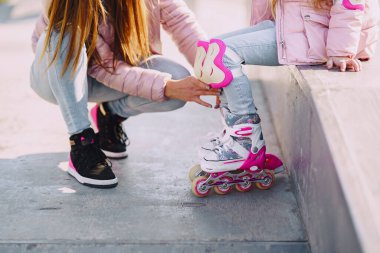 Ana kızıyla birlikte bahar parkında, tekerlekli sandalyede.