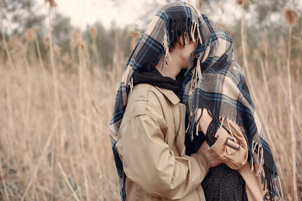 Beau couple passer du temps dans un champ d'automne — Photo