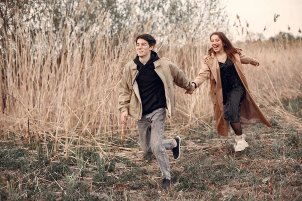 Прекрасная пара проводит время в осеннем поле — стоковое фото