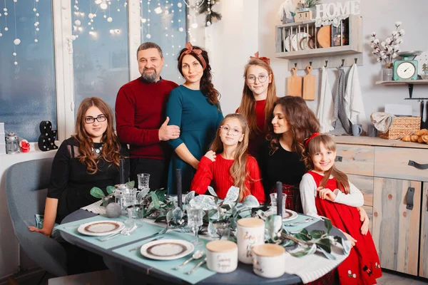 Grande família com quatro filhas passar o tempo em casa — Fotografia de Stock