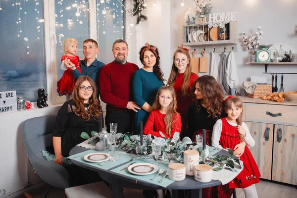 Grande família com quatro filhas passar o tempo em casa — Fotografia de Stock