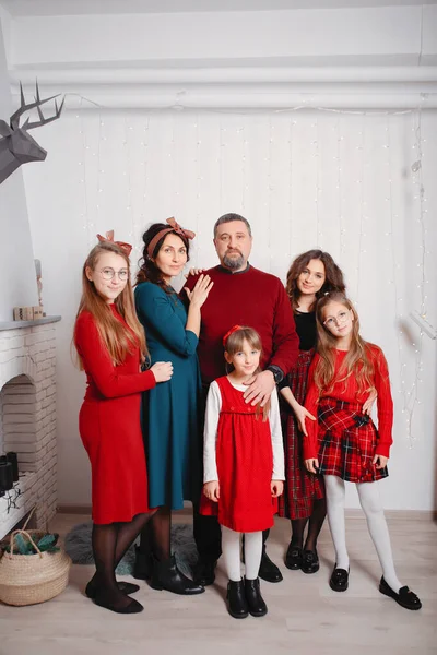 Grande família com quatro filhas passar o tempo em casa — Fotografia de Stock