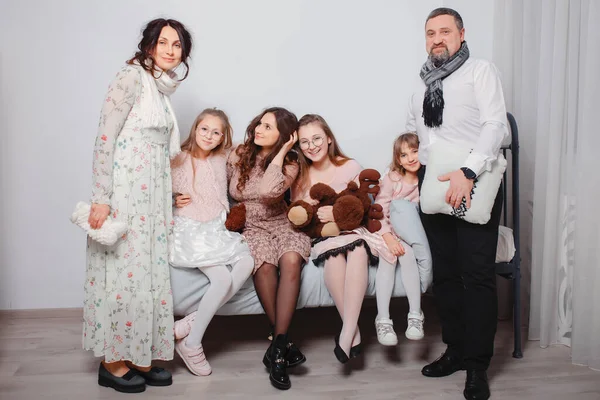 Grande família com quatro filhas passar o tempo em casa — Fotografia de Stock