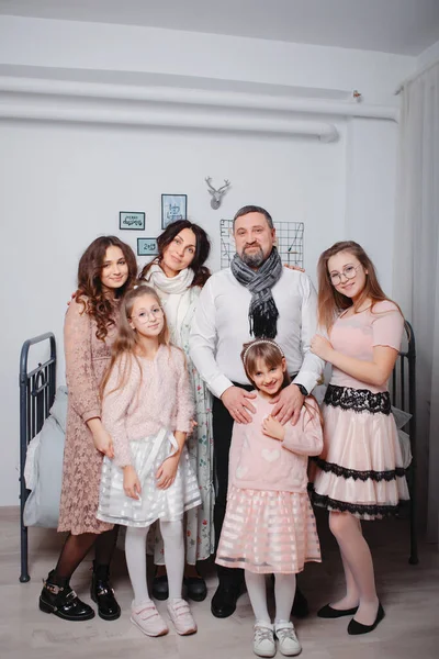 Big family with four daughters spend time at home — Stock Photo, Image