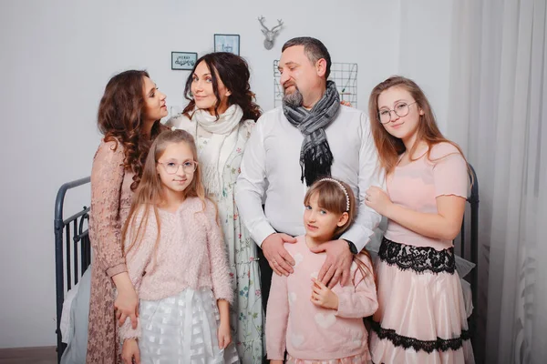 Grande família com quatro filhas passar o tempo em casa — Fotografia de Stock