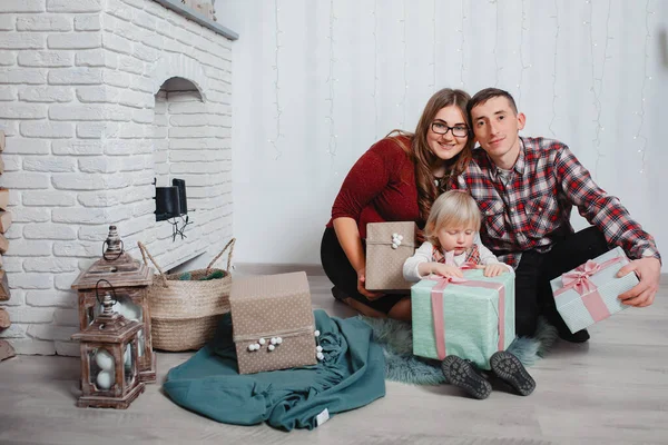 Familia sentada en casa cerca de fireplase — Foto de Stock