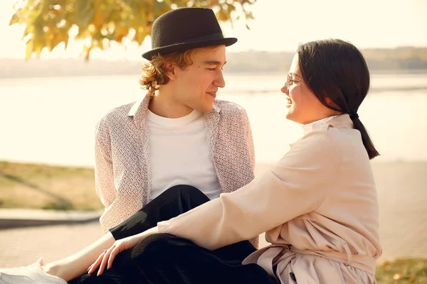 Beautiful couple spend time on a summer forest — Stock Photo, Image