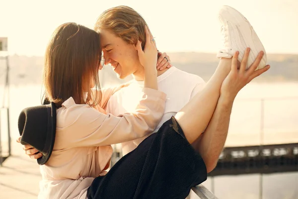 Hermosa pareja pasar tiempo en un parque de verano — Foto de Stock